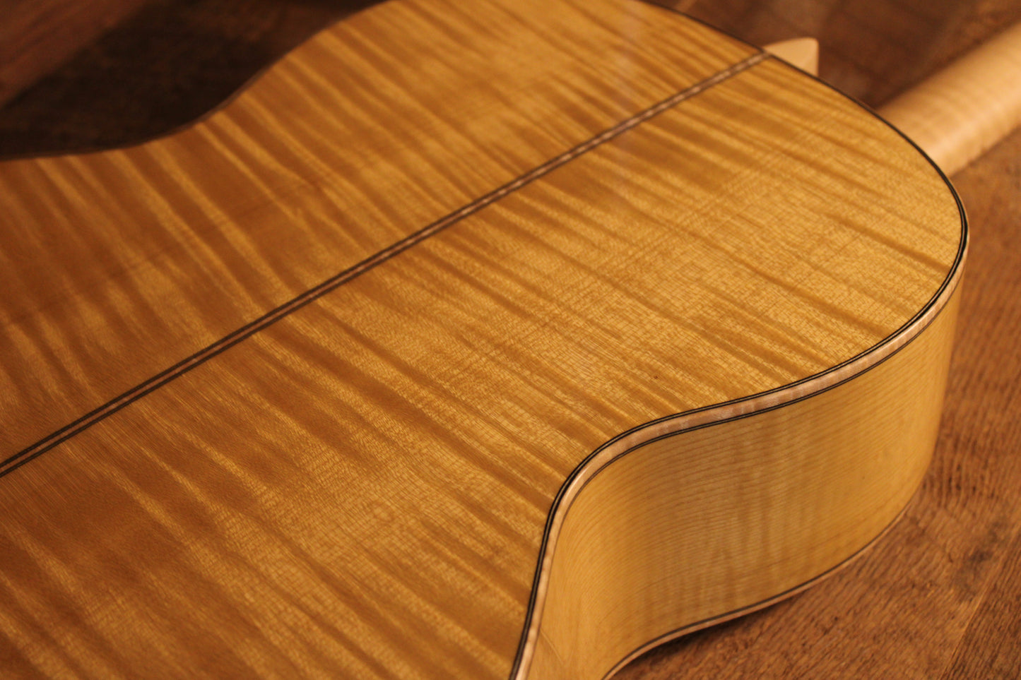 Hozen Red Label 12 Fret 00 "Golden Era" Torrefied Sitka/Flamed Maple